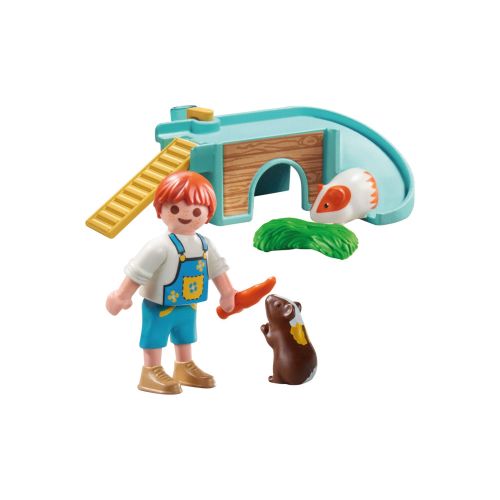 Enfant avec cochons d'Inde et aire de jeux