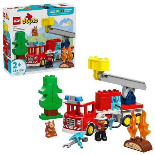 Le camion de pompiers avec un boyau et un pompier