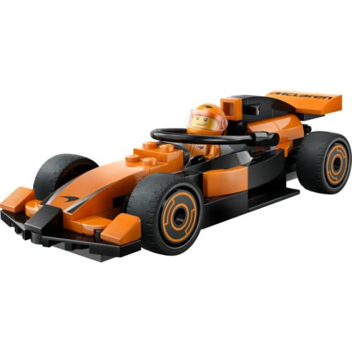 Le pilote de F1® avec la voiture de course McLaren