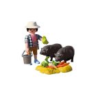Agriculteur avec cochons vietnamiens