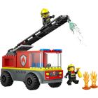 Le camion de pompiers avec échelle