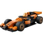 Le pilote de F1® avec la voiture de course McLaren